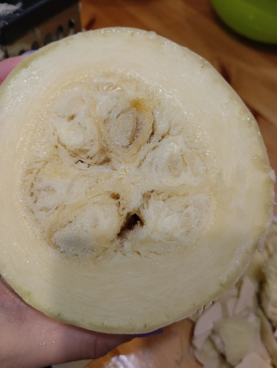 Разрезаем тыкву, убираем семена, счищаем кожуру