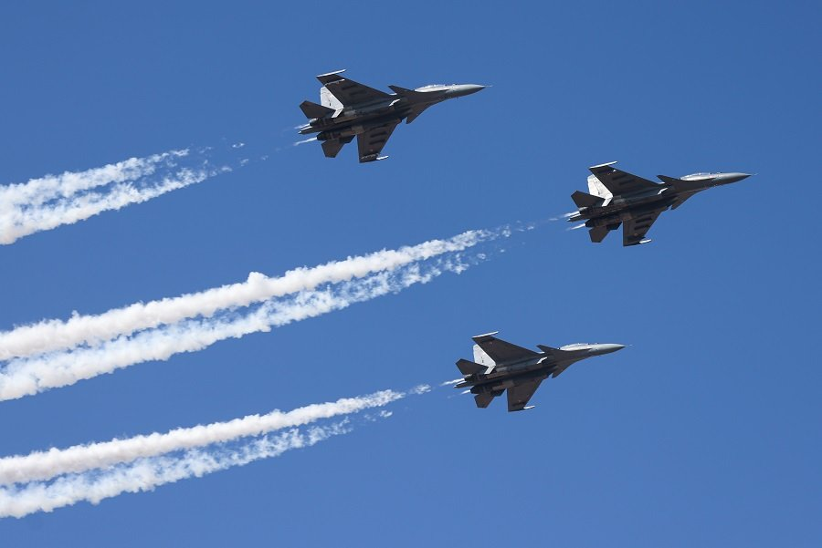 Истребители Су-30МКИ во время показательного полета - Фото: Марина Лысцева/ТАСС