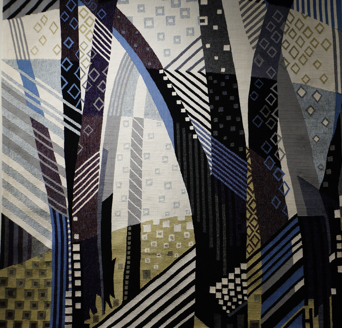 Наталия Лаврентьева. ОДИНОКИЕ СУМЕРКИ. 2019г. Шерсть, х/б, ручное ткачество. Фото из личного архива.