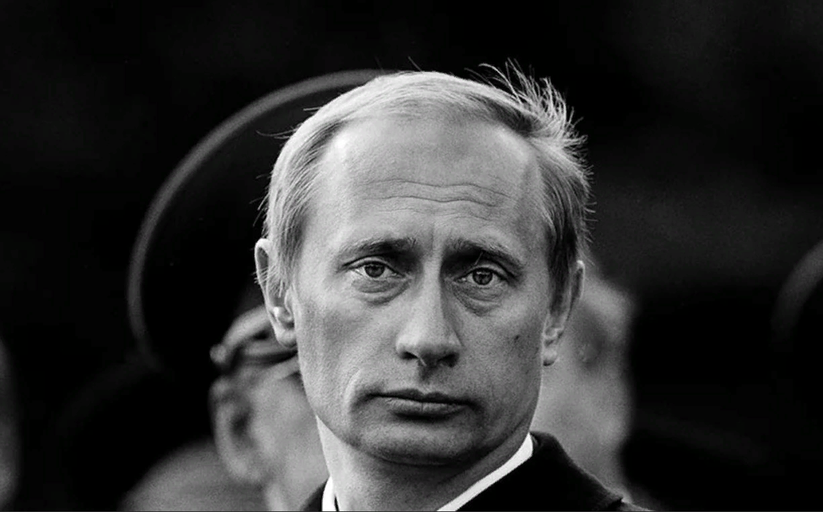 Владимир Владимирович Путин, президент Российской Федерации, в свое время был офицером Комитета Государственной Безопасности (КГБ).