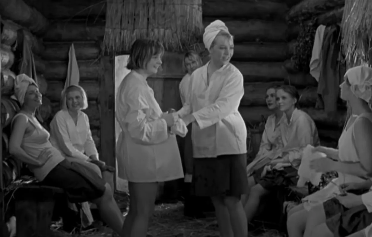 А зори здесь тихие сцена. Женская баня в кинофильмах. Сталинград». Эпизод с девушками-зенитчицами. Драка в женской бане из какого фильма