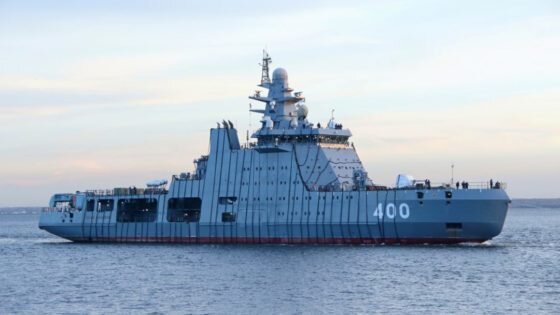      Фото: Пользователь Curious \ forums.airbase.ru
Патрульные корабли ледового класса проекта 23550 «Арктика» («Ермак») — серия российских многоцелевых патрульных кораблей 1-го ранга ледового класса для Арктики с управляемым ракетным вооружением ближней и дальней морской зоны, имеющих возможности ледокола, буксира и корабля сторожевого класса. Корабли этого проекта могут эксплуатироваться в любых зонах мореплавания от тропических до арктических, преодолевая лед наибольшей толщиной до 1,7 м.