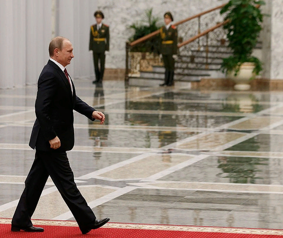 Походка президента России Владимира Путина вызывает много обсуждений и спекуляций.-2