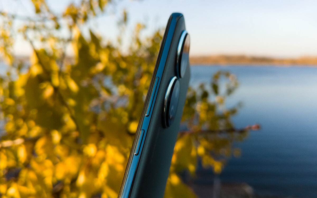 Клавиши регулировки громкости и питания на правой грани