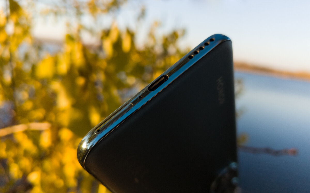 Снизу: слот для SIM-карт, микрофон, USB-C порт и динамик