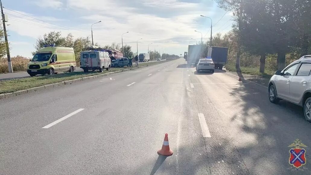     «КамАЗ» влетел в легковушку на юге Волгограда и покалечил девочку, сообщает областная полиция.