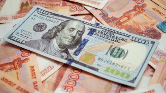    Курс доллара опустился ниже 95 рублей впервые с 13 сентября Алина Городниченко