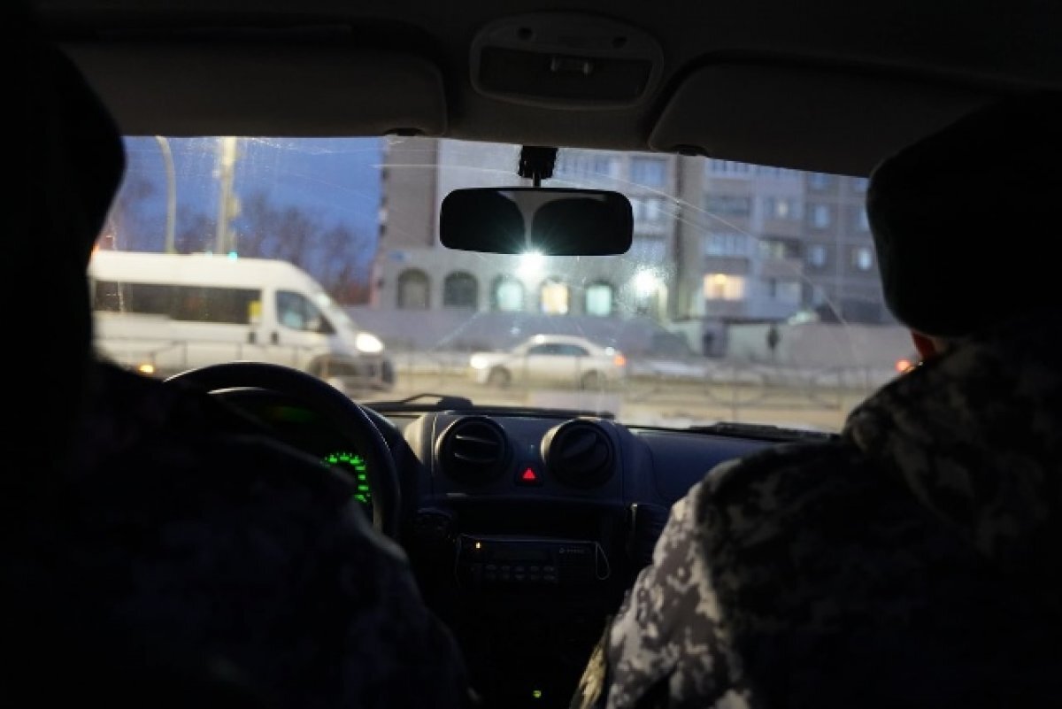    Росгвардейцы задержали челябинца, напавшего с ножом на семью у подъезда