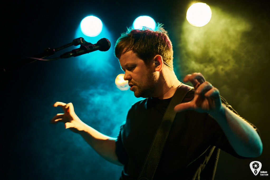 солист группы Адам Хофтон