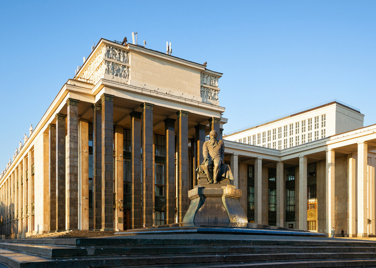 The russian state library is one. Российская государственная библиотека РГБ здание. Российская государственная библиотека Москва с колоннами. Здание Московской библиотеки Москва. Библиотеки с колоннами Москва.