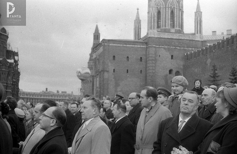 А.М. Исаев (второй справа) на параде в честь 1 мая на Красной площади. 1961 г. РГАНТД. Ф. 36 Оп. 9. Д. 382.