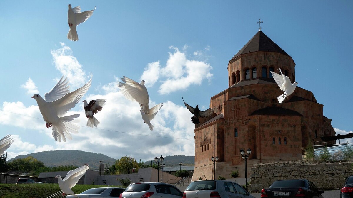 По указанию азербайджанского диктатора Алиева, в Степанакерте сняли крест церкви Святой Богородицы