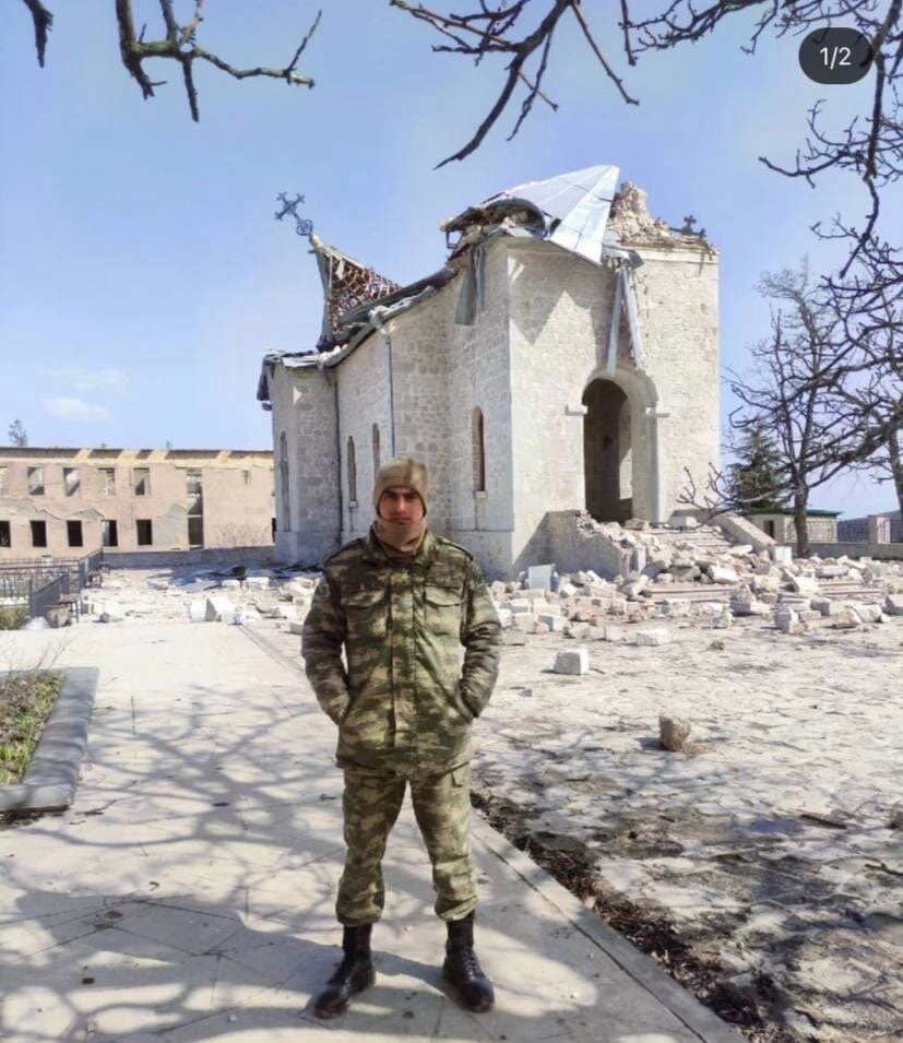 Азербайджанский вояк на фоне разрушенной армянской церкви в Шуши. 