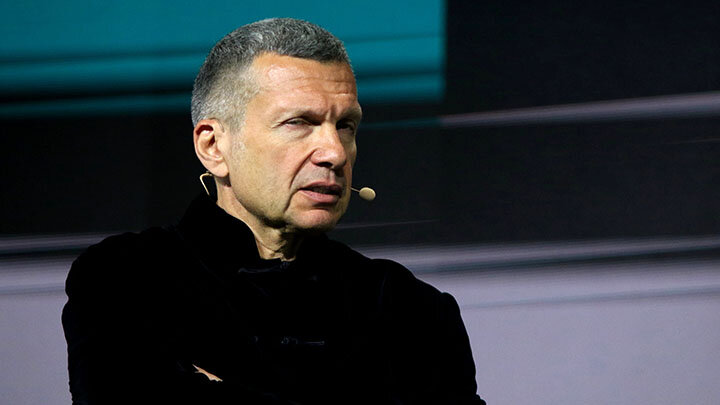 ВЛАДИМИР СОЛОВЬЁВ БЫЛ ВЫНУЖДЕН ПРИНОСИТЬ ИЗВИНЕНИЯ ЗА СЛОВА САТАНОВСКОГО. ФОТО: MAKSIM KONSTANTINOV/GLOBAL LOOK PRESS