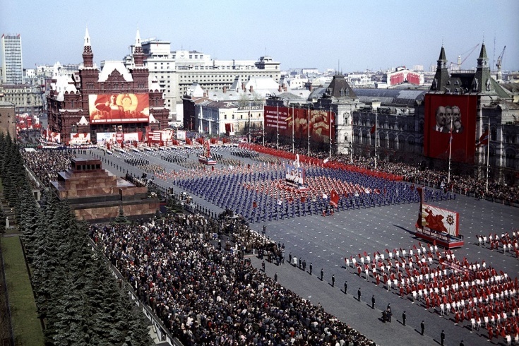 В России хотят вернуть спортивные парады на Красной площади. А кто и зачем их придумал?