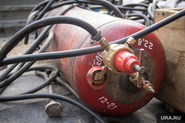    Предварительно от взрыва газа пострадал один из пожарных