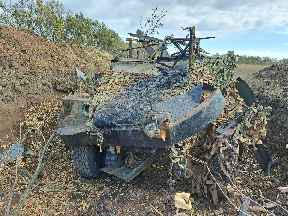 Российская ложная цель в виде остова старичка КрАЗ-255, укрытого маскировочной сетью, успешно выполнила свою задачу, источник – Телеграм- канал Военный Осведомитель