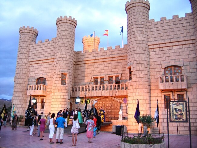 Средневековый замок собирает гостей