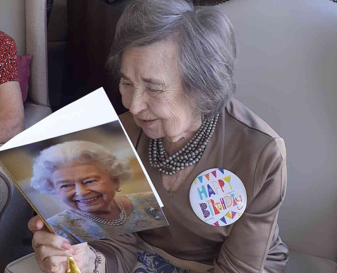 Эйлин крамер. Торт с днем рождения!. Ей 107 лет. Торт на 75 лет бабушке. Одиночество пожилых.