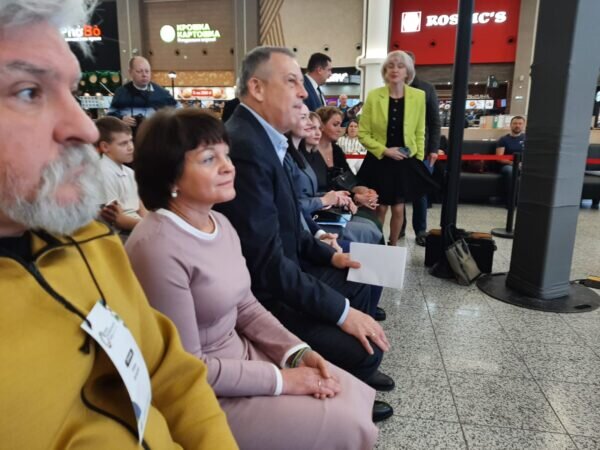 Губернатор Александр Дрозденко (третий справа) в первом ряду импровизированной площадки для дискуссий