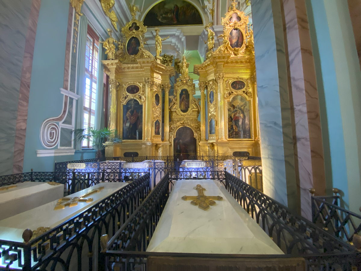 Фото автора: Захоронения в Петропавловском соборе. В дальнем ряду слева саркофаг Павла I.