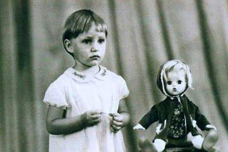 Будущая «Алла Довлатова» родилась в городе Ленинград, 16 августа 1974 года.