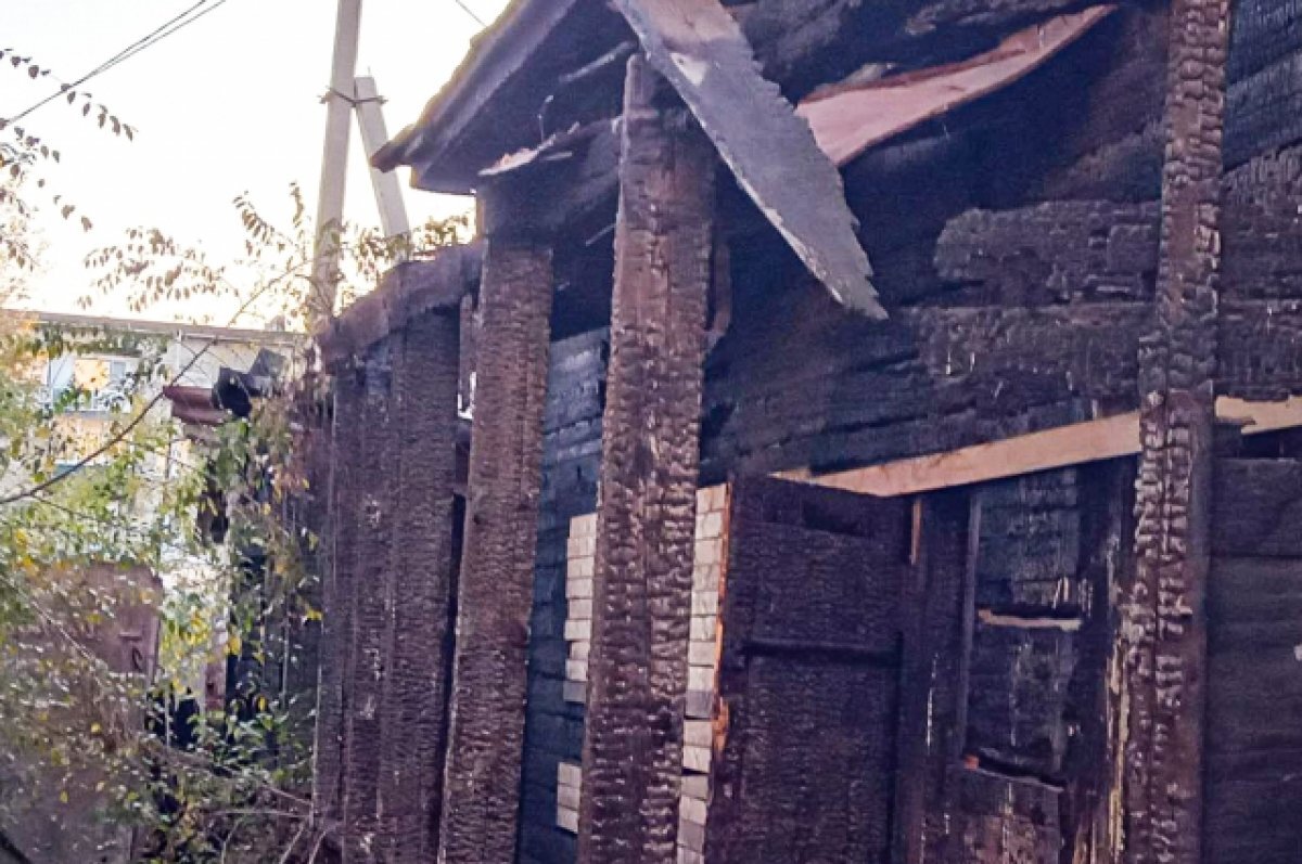    Семеро детей выбежали из горящего дома на улицу в одних плавках в Прикамье