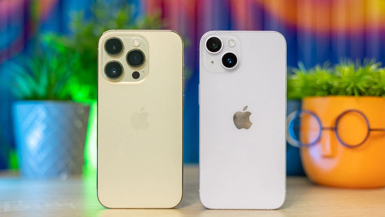 Google Pixel 7
Главный идейный конкурент iPhone — Google Pixel. Чистая и шустрая оболочка, отличная камера, обособленный дизайн, и нет зарядки в комплекте. Да, если сравнивать производительность, то Google Tensor G2 всухую сливает даже Apple A16 Bionic, не говоря уже про новый чип iPhone 15 Pro. Однако производительности хватит для всех базовых задач и плавной работы интерфейса. В многочисленных сравнениях камер между смартфонами можно сказать паритет. По габаритам Google Pixel 7 схож с iPhone 15 Pro, диагональ дисплея 6,2 дюйма, 90 Гц, против 6,1 дюйма 120 Гц у iPhone. А Google Pixel 7 Pro — явный конкурент iPhone 15 Pro Max. Оба имеют диагональ 6,7 дюйма, частоту 120 Гц. Схожи и многие другие характеристики, например, автономность будет примерно равной. Но самое главное, Google Pixel 7 и 7 pro обойдутся в 2,5 раза дешевле своих конкурентов на IOS.