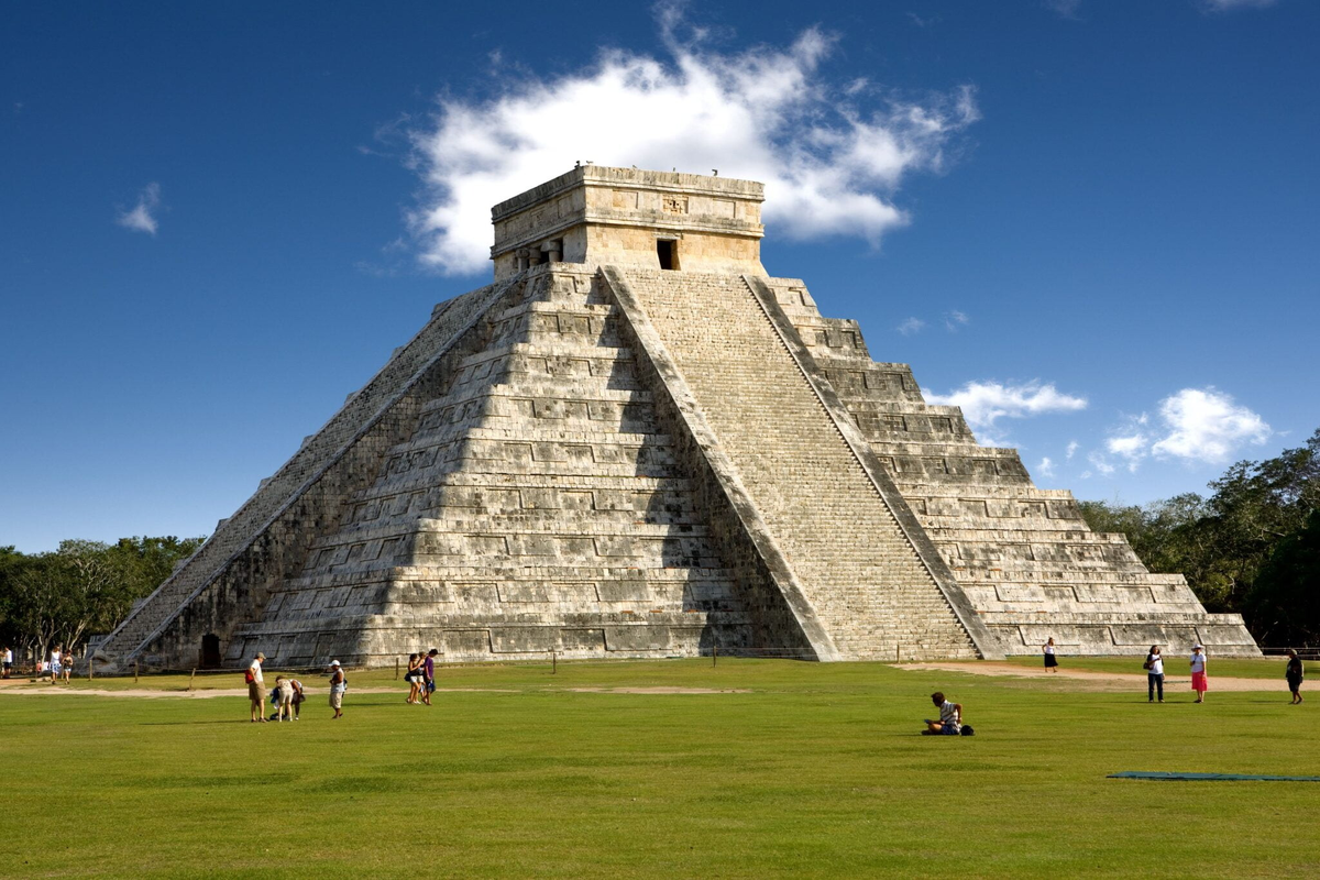 Майя — некогда процветающая цивилизация. В 250-900 гг. н.э. она уже использовала невероятные для того времени достижения науки, владела письменностью и изобрела астрономический календарь.