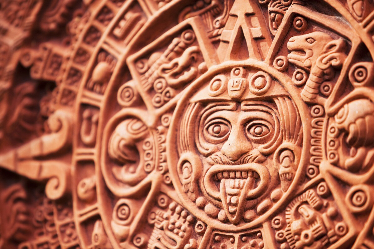 Майя — некогда процветающая цивилизация. В 250-900 гг. н.э. она уже использовала невероятные для того времени достижения науки, владела письменностью и изобрела астрономический календарь.-2