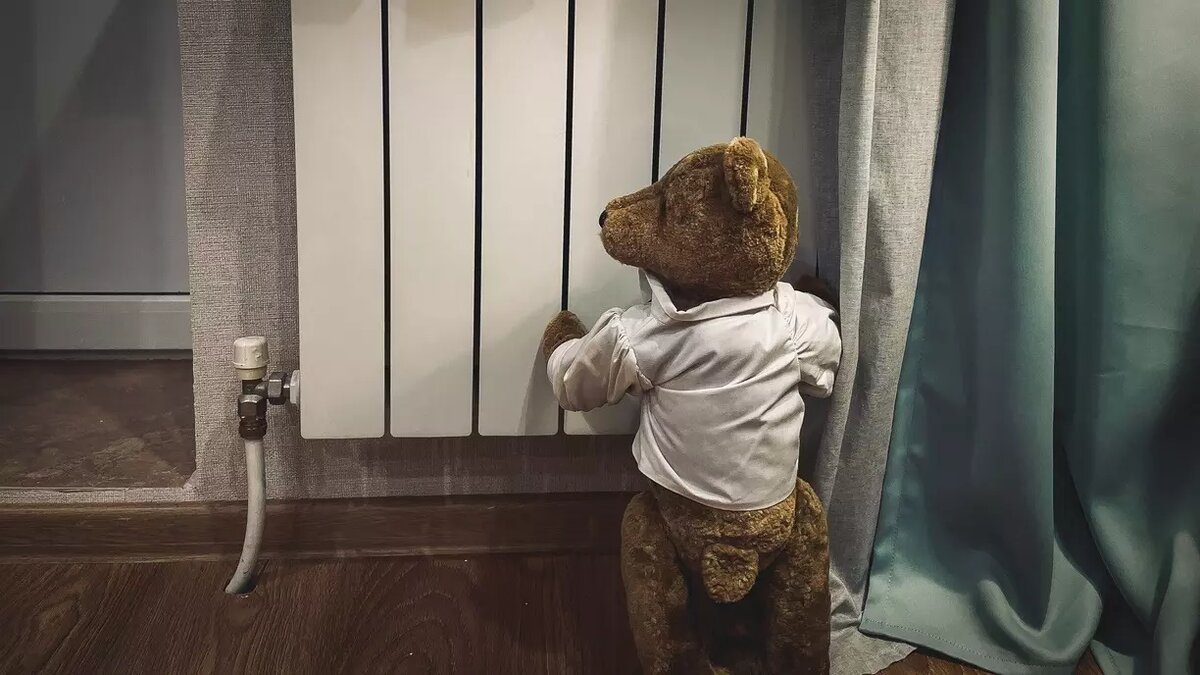     В город пришли холода и снег, а вместе с тем тюменцы пошли в магазины за обогревателями. Также особым спросом сейчас пользуются услуги по утеплению квартир.