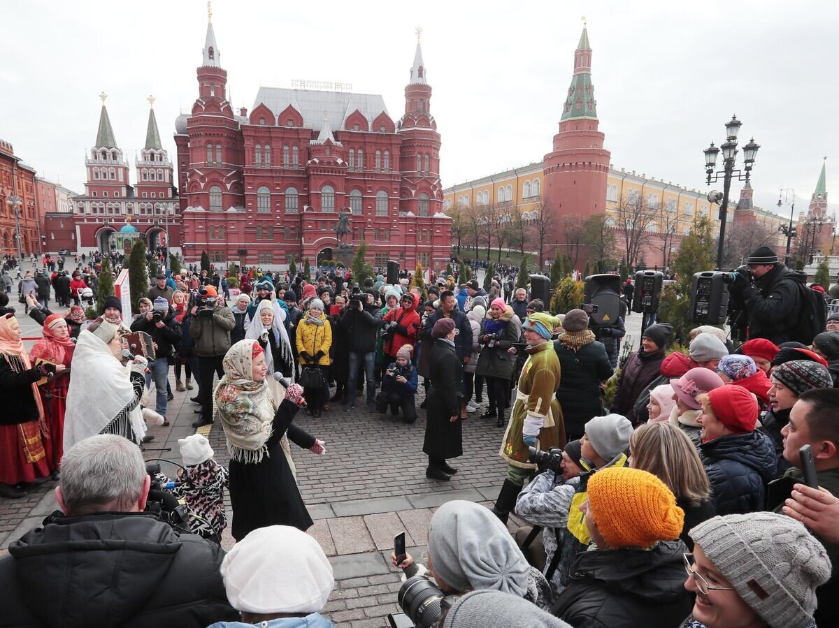 4 ноября утро. Москва праздник народного единства. Празднование дня народного единства. День народного единства празднование в Москве. Россияне на площади.