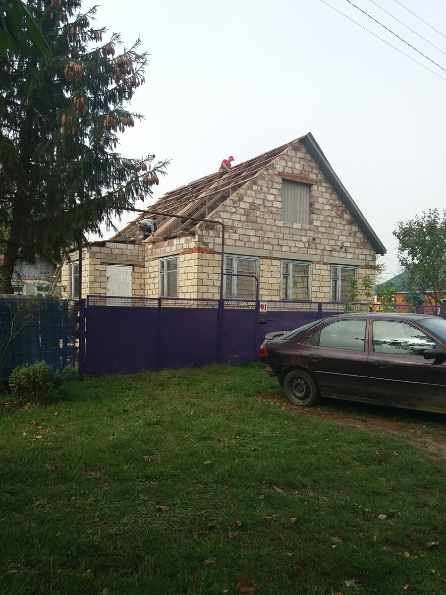 Бригада шабашников на крыше.