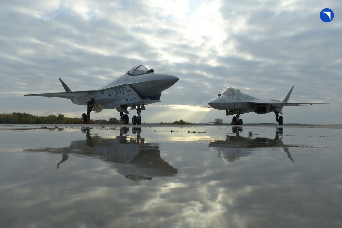 Истребители Checkmate (слева) и Су-57