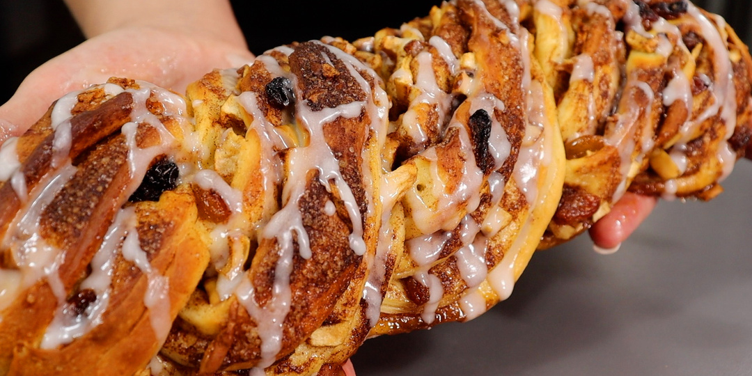 Пеку сдобную плетёнку с двумя разными начинками: тесто мягкое, волокнистое и воздушное