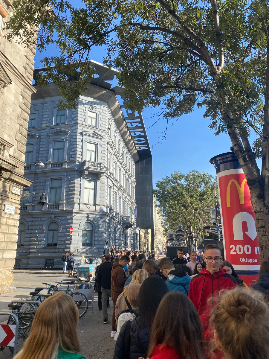 очередь перед нами за 10 минут до открытия музея