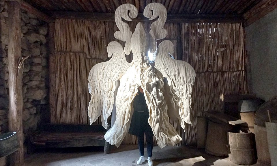 Источник: alanicafest.art. Фото с «Аланики» 2023 года. Работа Дианы Шлиман «Идауæг»