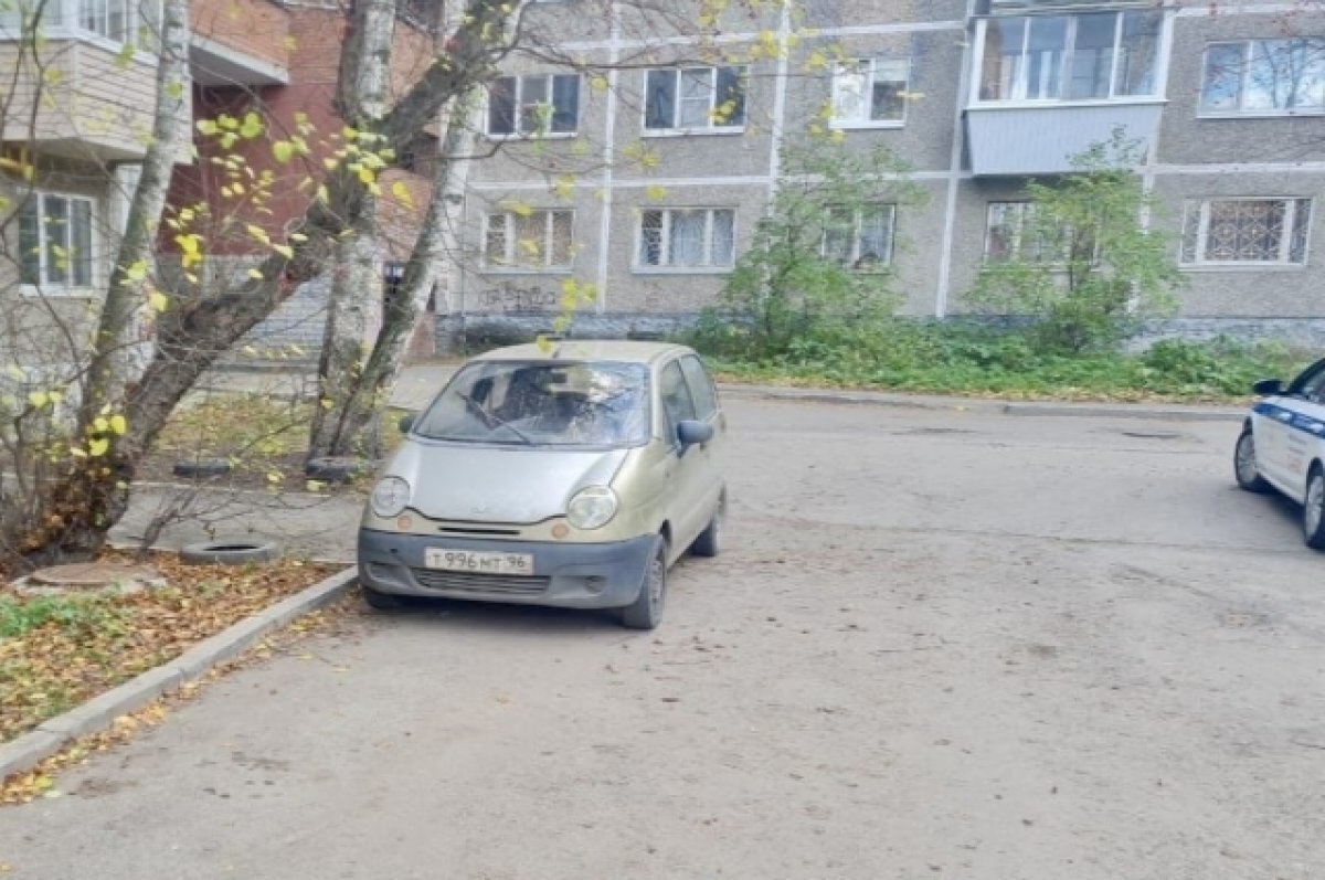    В Екатеринбурге «бесправный» водитель чуть не погубил старушку