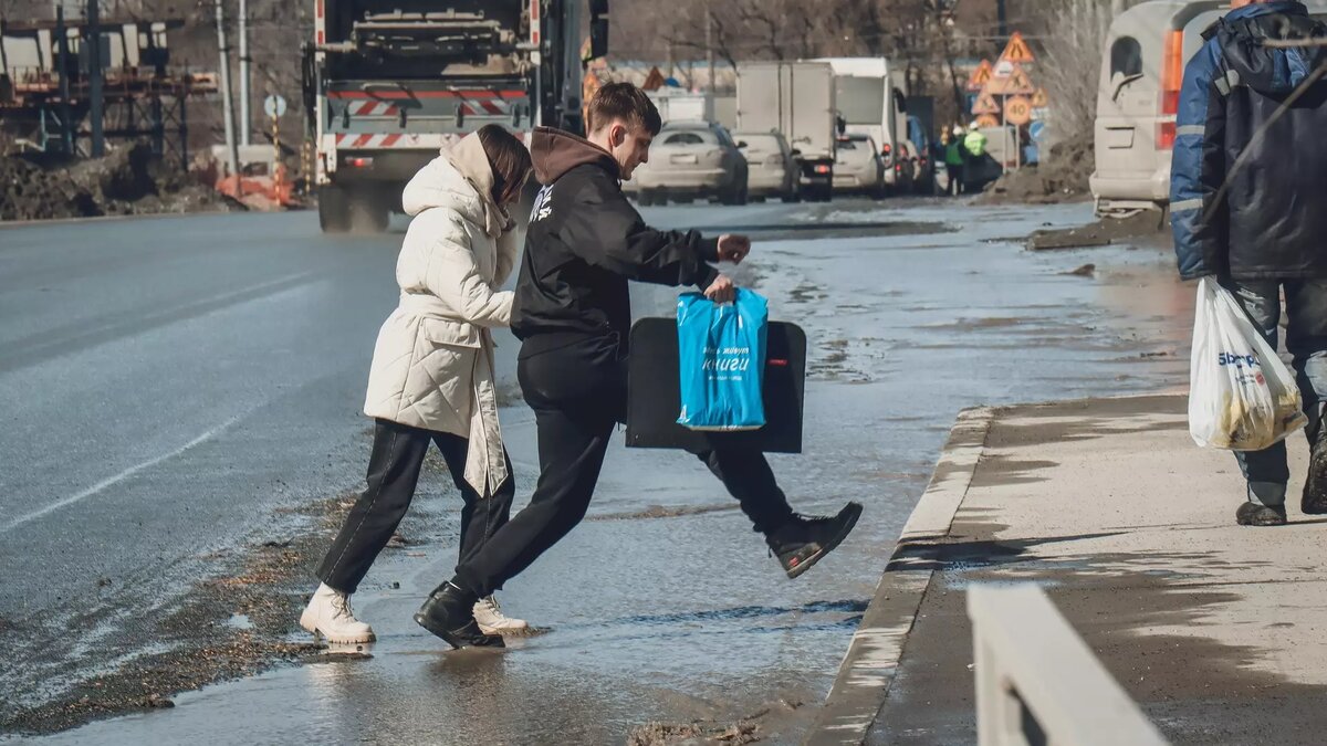     В Кировском районе Казани топит улицу. Вода вытекает из канализационного люка на протяжении двух дней. Соответствующий комментарий появился в Telegram-канале мэрии Казани.