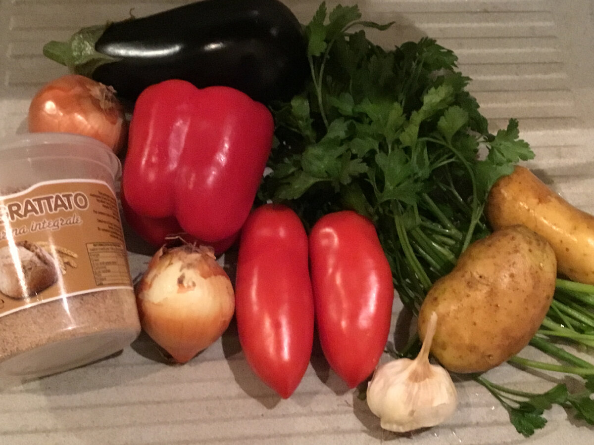 Все ингредиенты на одном фото. Овощи и панировочные сухари. Сухари у меня из цельнозернового хлеба, то есть темноватые. Конечно, с сухарями из белого хлеба блюдо получается красивее... 