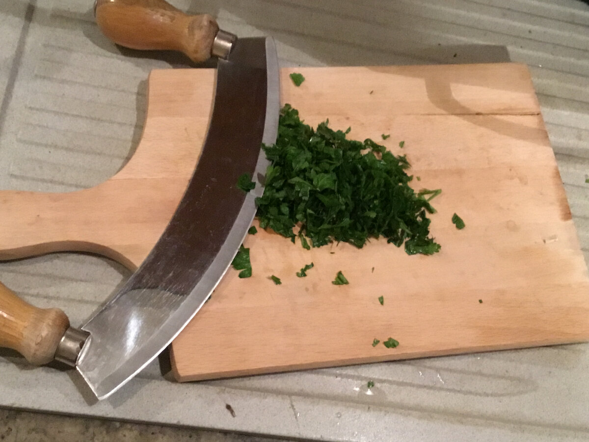 Измельчим петрушку. 