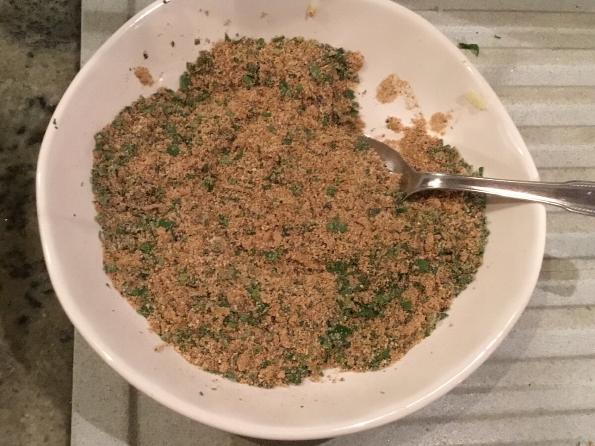 Соль добавлять не надо. Перемешаем как следует. Панировка должна оставаться рассыпчатой. 