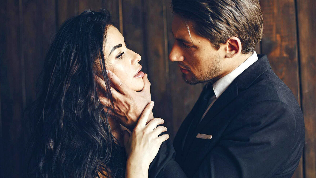 https://www.shutterstock.com/it/image-photo/elegant-man-black-suit-couple-home-1594516861