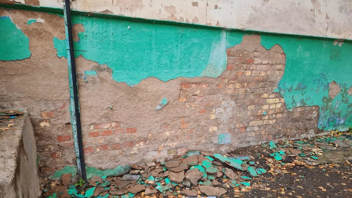     В Альметьевске рабочие не доделали ремонт фасада жилого дома, оставив на территории строительный мусор. Об этом Inkazan сообщила местная жительница.