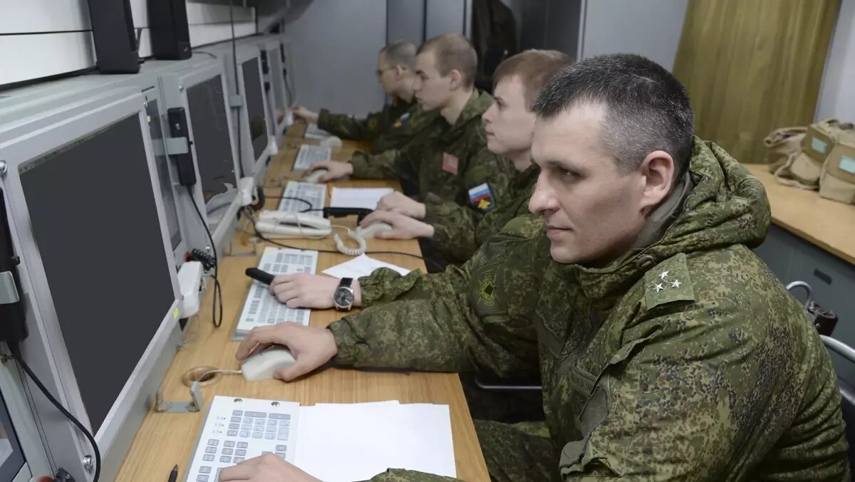     В небе над Ростовом-на-Дону в понедельник, 23 октября, раздался звук, похожий на взрыв, сообщили местные жители в соцсетях.