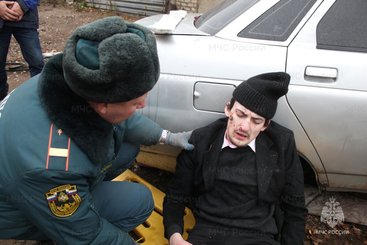 Оказание помощи сотрудниками мчс. Оказание помощи сотрудниками мчс. Оказание помощи пострадавшему. Оказание помощи сотрудниками мчс. Оказание медицинской помощи.