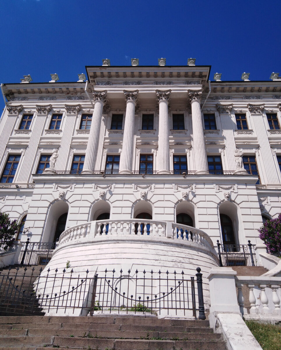 Это фасад дома выходящий на Кремль