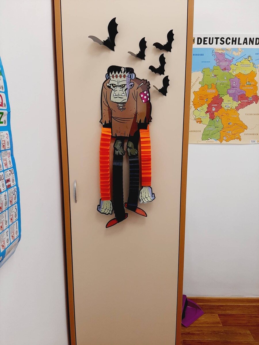 Этого  монстра я купила одним из первых. Он  уже потрепанный, но я его  все равно люблю больше всех.