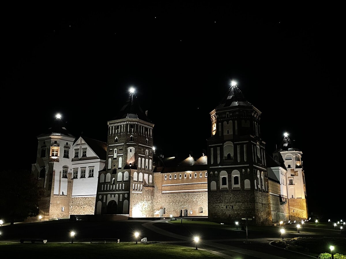 Вид на Мирский замок вечером