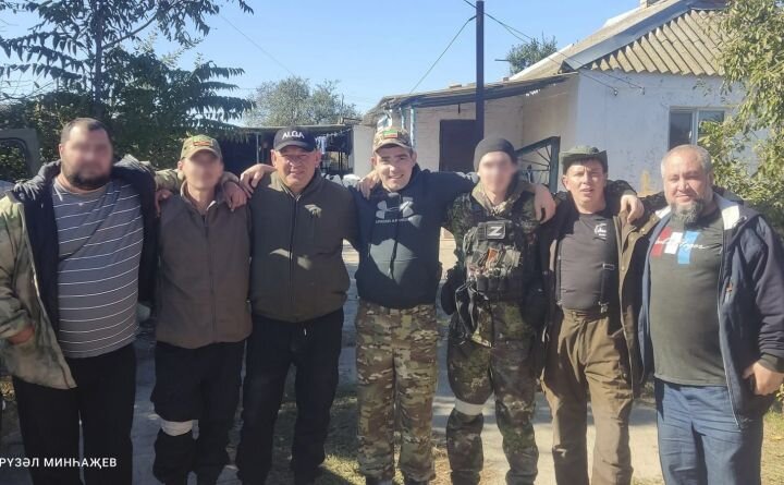  Рузаль Мингазов с бойцами спецоперации./ Фото из частного архива Р.Мингазова.